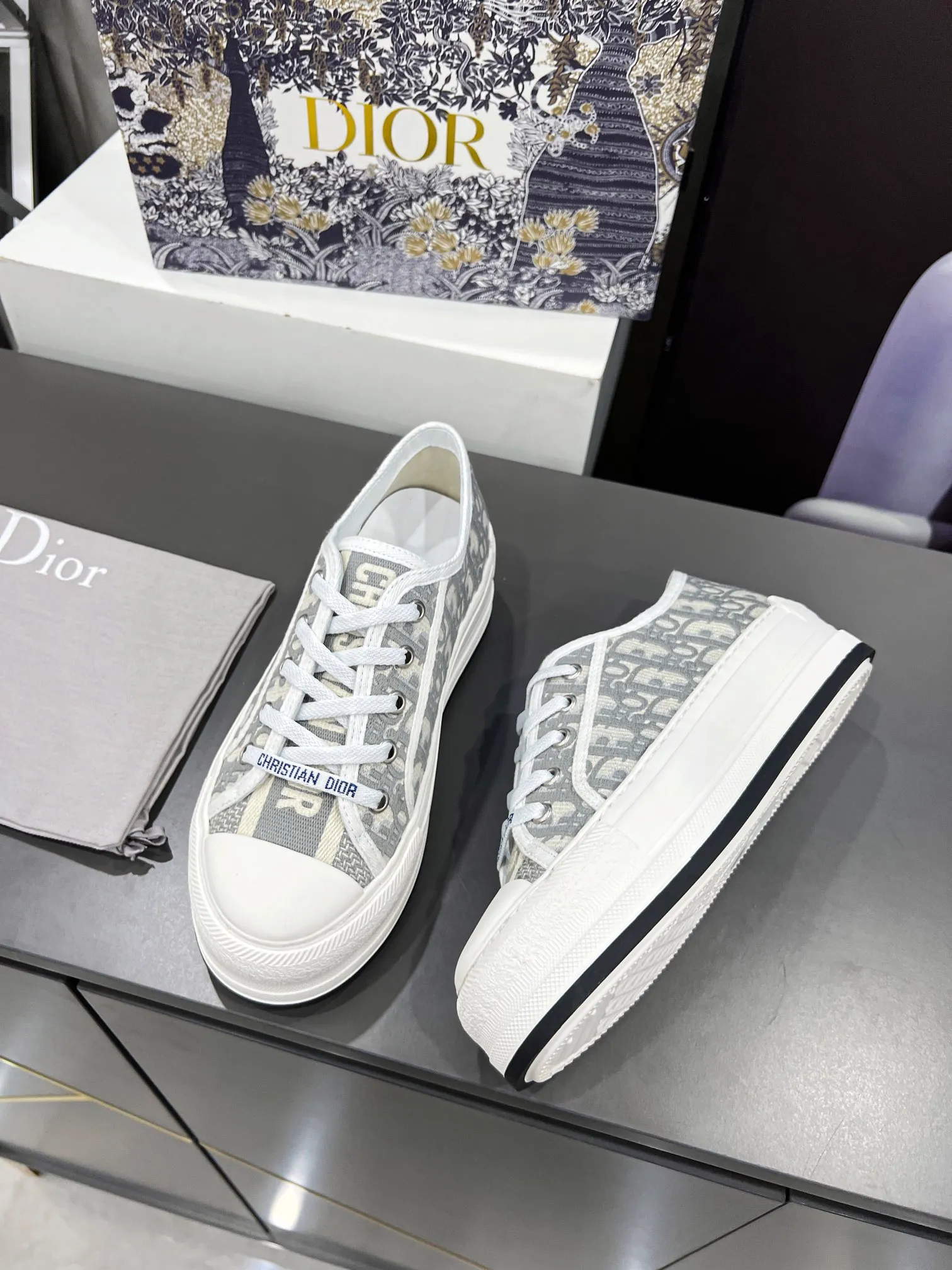 👟👟Ex-factory price 520👟👟Dior【Dior】This Walk'n'Dior thick-soled sneaker is a fashionable item that enhances the style of the series. The latest spring show model, the same thick-soled shoes from major stars, super versatile, 1:1 replica of the original, white canvas upper, with comfortable thick sole, tongue and Christian Dior 👟👟factory price aris logo shoelaces. The EVA sole is embellished with Christian Dior's lucky star symbol, adding a chic edge to any casual look. Code number: 35-41